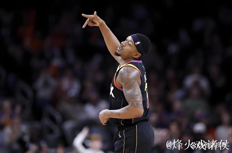 太阳官方更新ins：格雷森-阿伦在球馆中进行空中表演